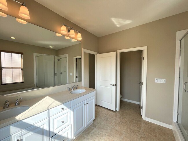 Building Photo - Gorgeous 3 bedroom home In the heart of Ir...