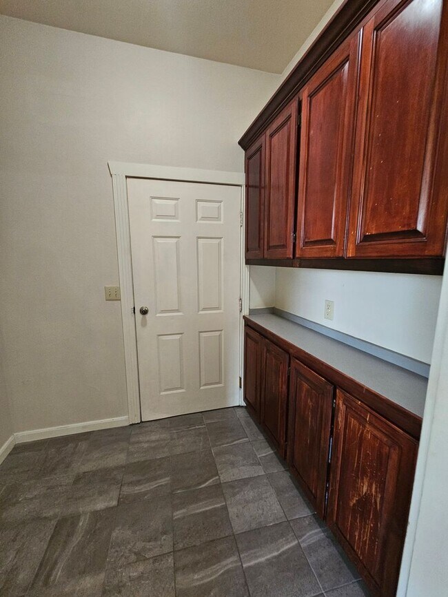 Building Photo - 2982 Rosedale Terrace