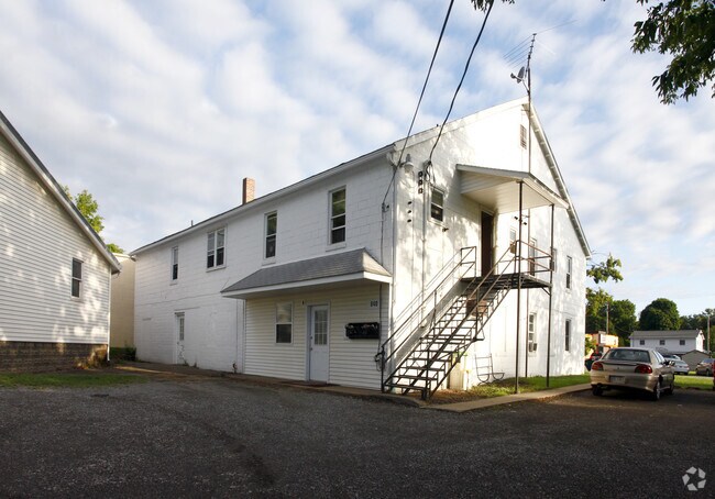 Building Photo - 840 W Pershing St