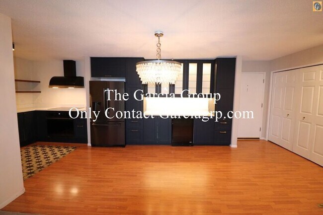 Building Photo - 2393 SW Park Pl