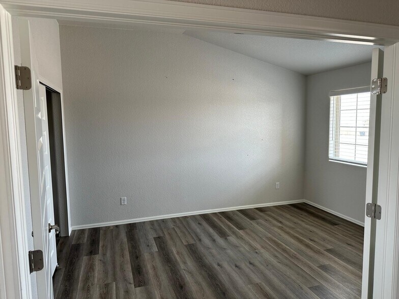 Building Photo - 1343 N Dailey Dr