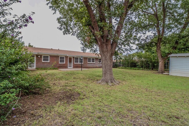 Building Photo - Cute 3 bed 2 bath!