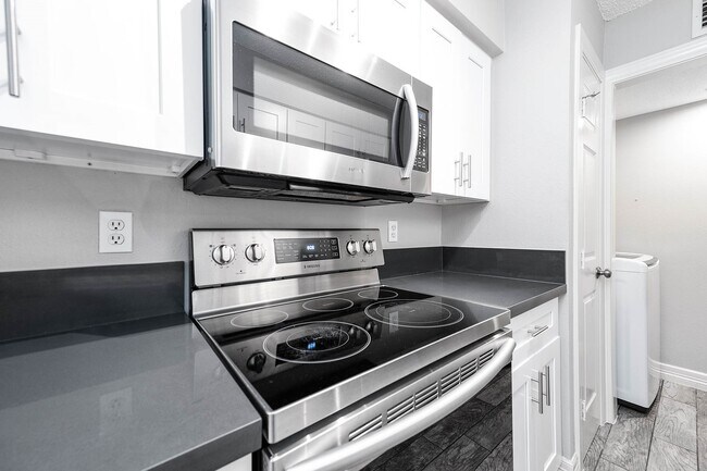 Building Photo - 5528 Beverly Hill St