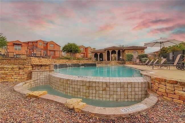 Building Photo - 2650 Venice Dr