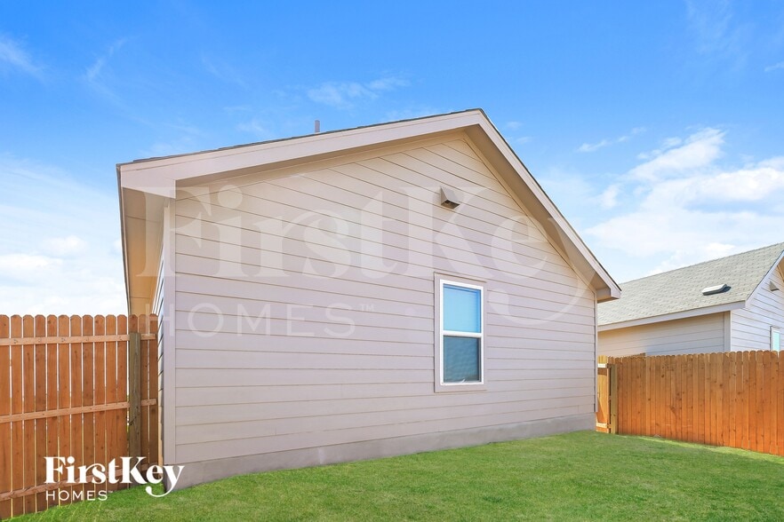 Building Photo - 8011 Nube Medina