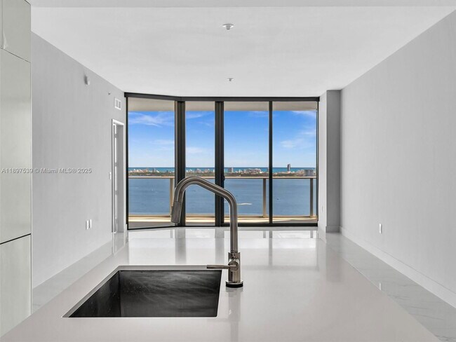 Building Photo - 700 NE 24th St