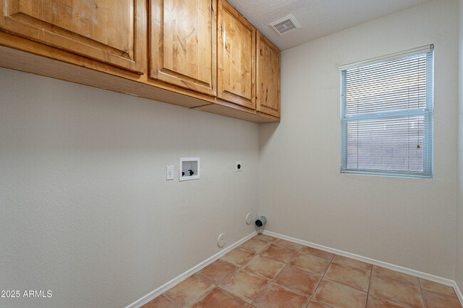 Building Photo - 2421 W Indigo Dr