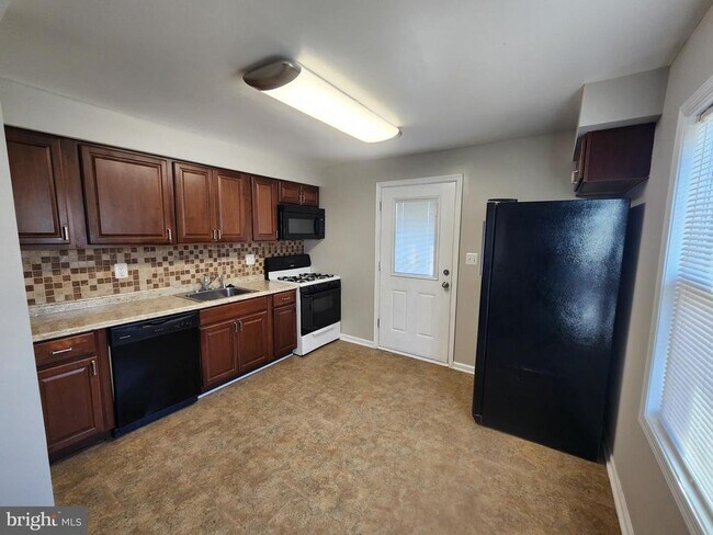 Building Photo - 1737 Eastern Blvd