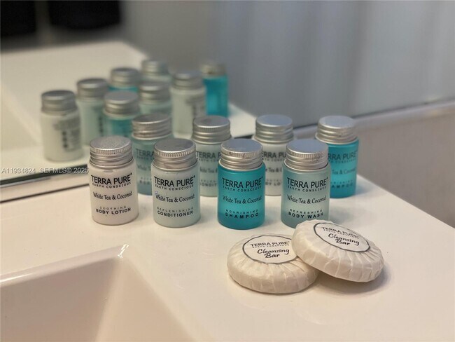 Building Photo - 1955 Washington St