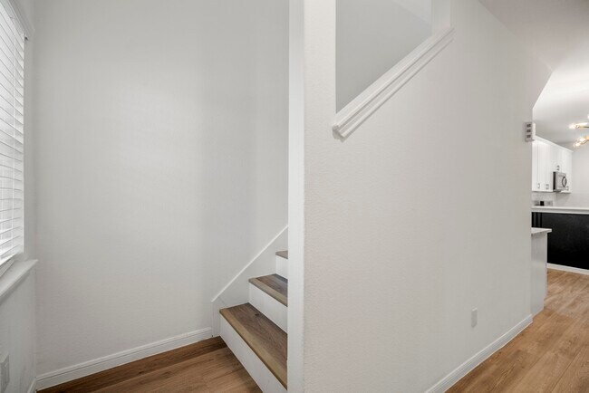 Building Photo - 10477 Pineland Dr