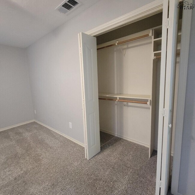 Building Photo - 4444 Phillips Dr