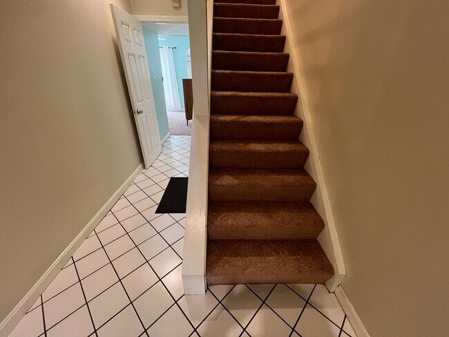 Building Photo - Beautiful 3 Bed/ 3 Bath Townhome in Privat...