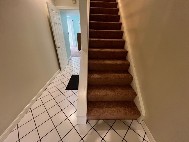 Building Photo - Beautiful Townhome in Private cul-de-sac i...