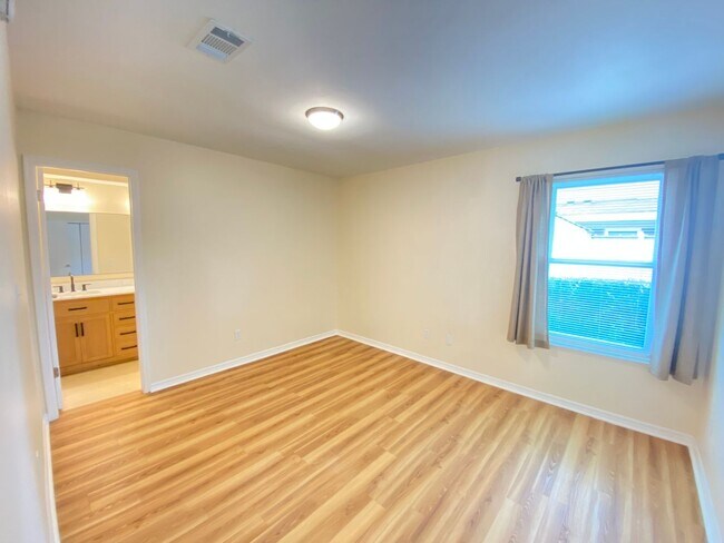 Building Photo - Wow! 2 bedroom, 2.5 bath, two story townho...