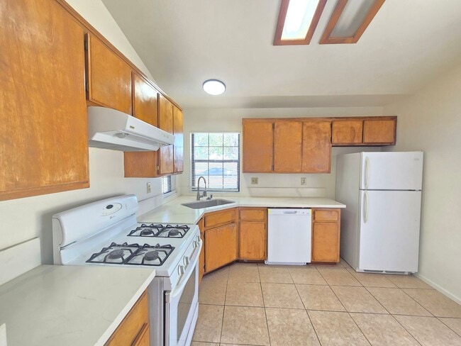 Building Photo - 10621 N Loop Blvd