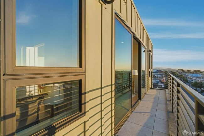 Building Photo - 3945 Judah St