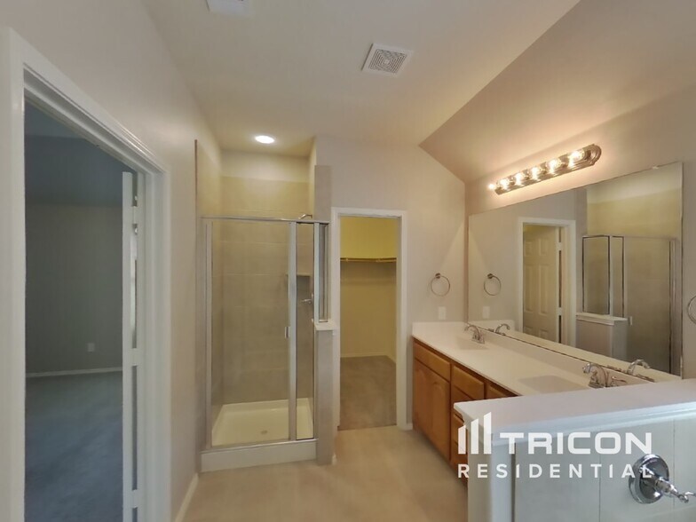 Building Photo - 936 Deer Valley Dr