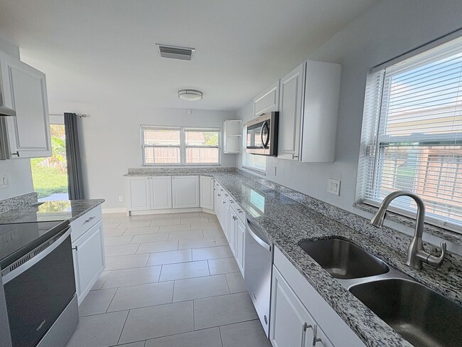 Building Photo - 3-Bed, 2-Bath Home with Spacious Fenced Ya...