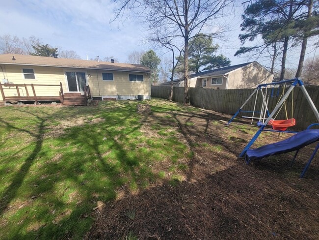 Building Photo - Gorgeous 4 Bedroom Home with Large Fenced Backyard