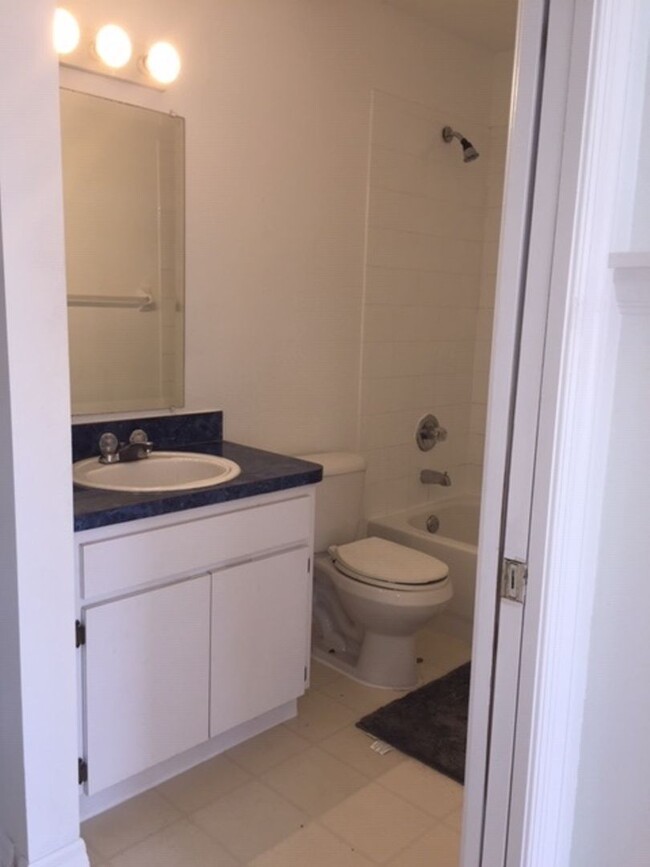 Building Photo - Spacious 4BR House in Tampa