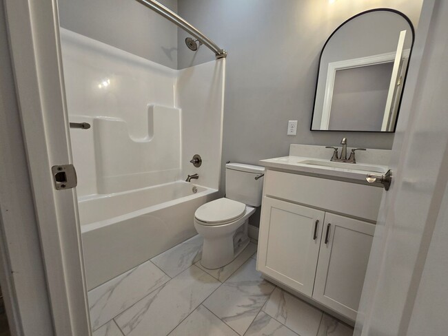 Building Photo - 6 Bedroom Home in Brookridge Estates