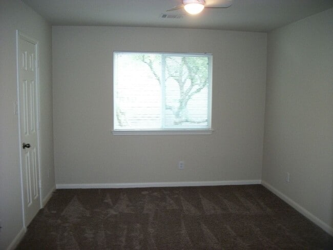 Building Photo - BEAUTIFUL HOME IN A GATED COMMUNITY!