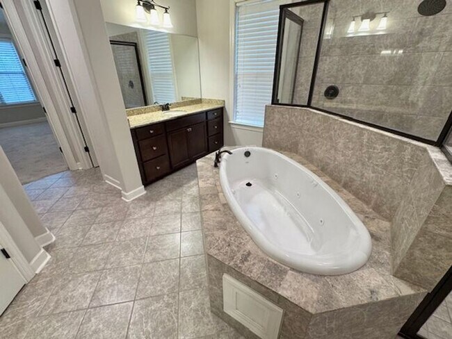 Building Photo - Available Now! Large 5BR 4 bath Executive Home in a great neighborhood!