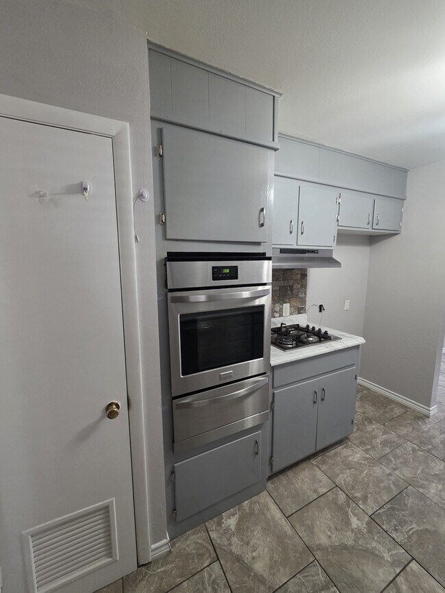 Building Photo - 3 bed 2 bath home with 2 car garage!