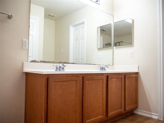 Building Photo - 47 Wickerdale Pl