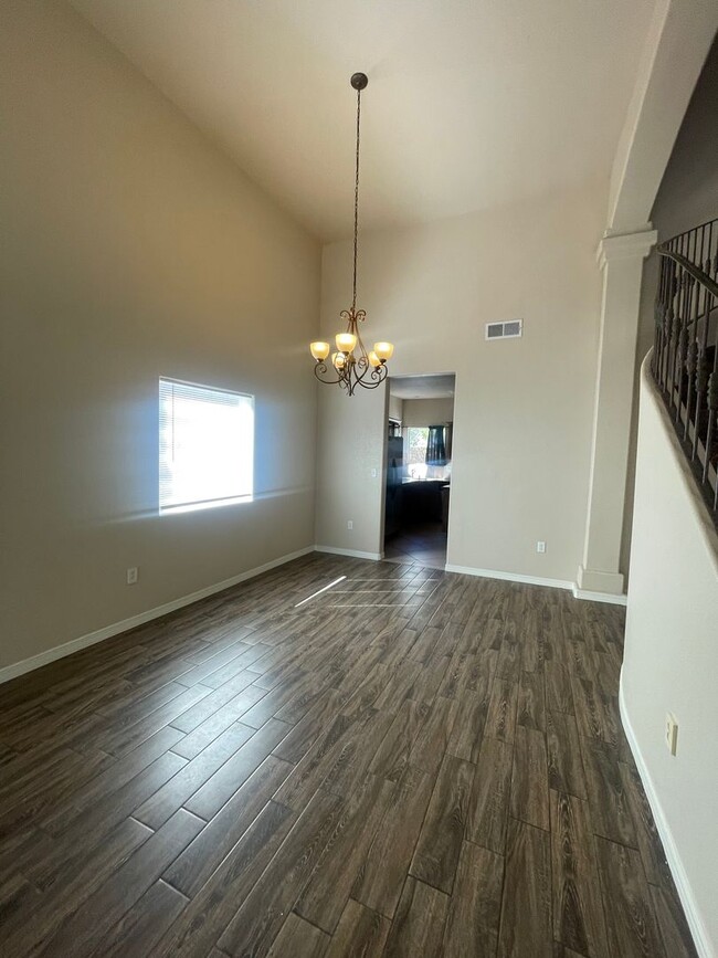 Building Photo - Lovely Spacious 4 Bedroom Home w/office sp...