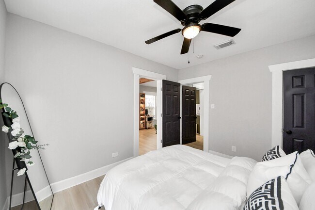 Building Photo - 4415 Hershe St