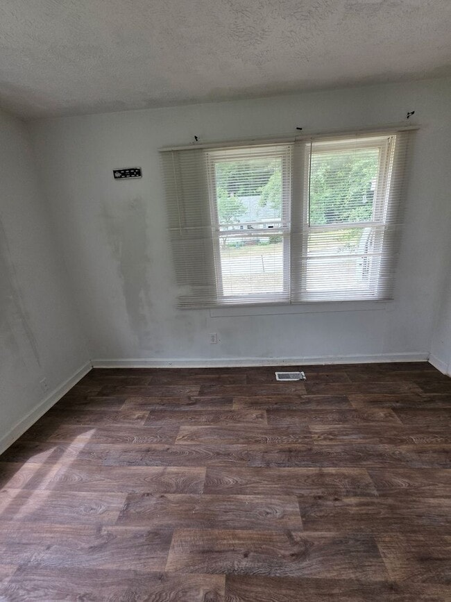 Building Photo - 2BEDROOM 1BATH