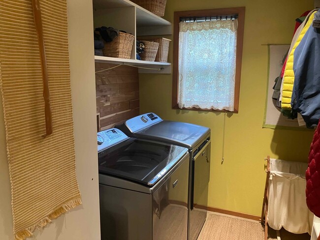 Building Photo - Charming Westside Condo Near Newport Market – Available April–October!