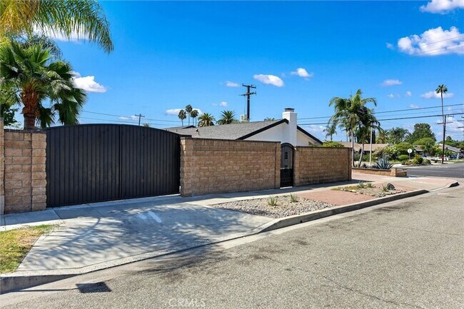 Building Photo - 629 S Yorba St