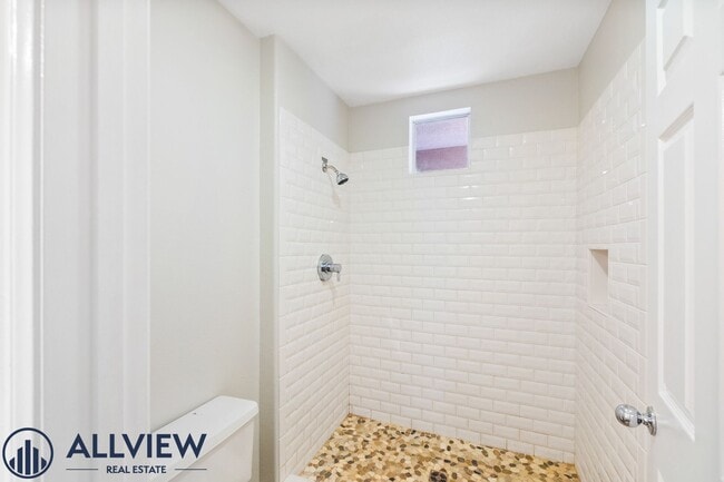 Building Photo - Updated 3 Bed, 2.5 Bath Home Available in ...