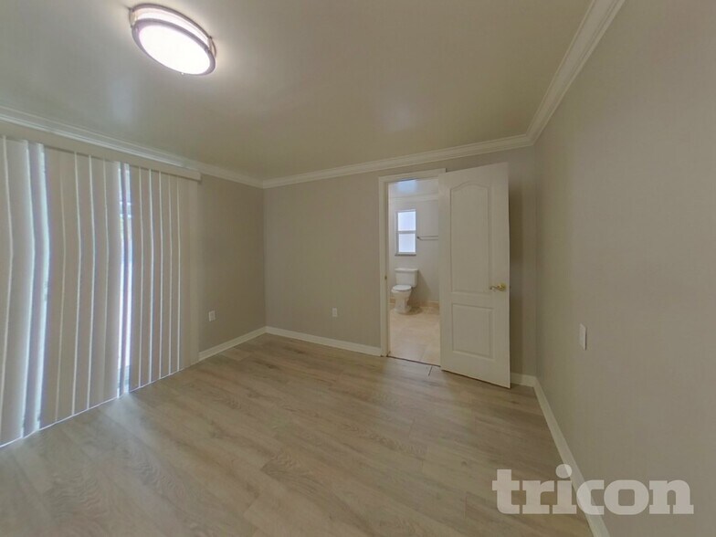 Building Photo - 2406 Decottes Ave