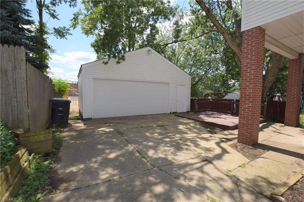 Two-car garage - 2628 Leland Ave