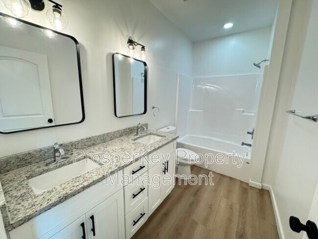 Building Photo - 3825 Mulberry Dr