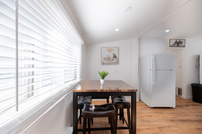 Building Photo - 600 E 8th St