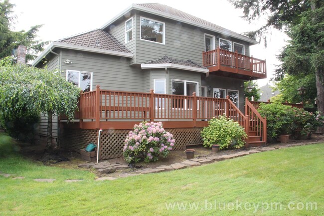 Building Photo - REDUCED $200!!   3-4 Bed, 3 Bath Camas Hom...