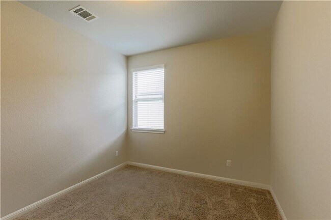 Building Photo - Lovely and Cozy 3/BR and 2/BA Home in Roun...