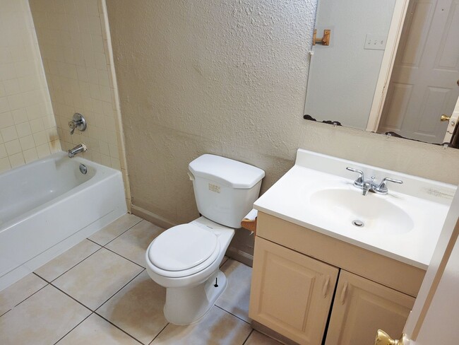 Building Photo - This charming home offers 3 bedrooms and 2...
