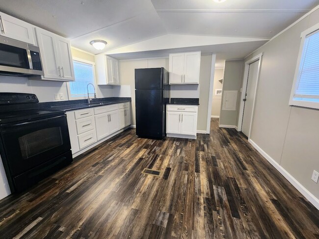Building Photo - 2 Bedroom Mobile Home Close to Wren