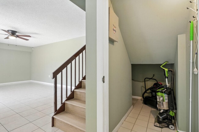 Building Photo - 622 6th Way