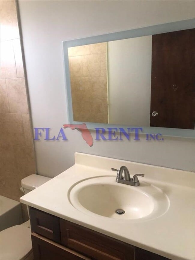Building Photo - Newly renovated 4/2 Mobile home on large l...