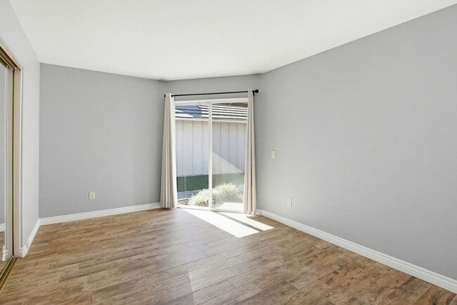 Building Photo - Beautifully Maintained 2 Bed / 2 Bath Home in Gated West Village Community