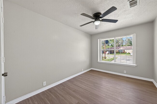 Building Photo - 210 N Shirley Ln