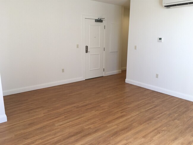 Building Photo - 875 Elm St