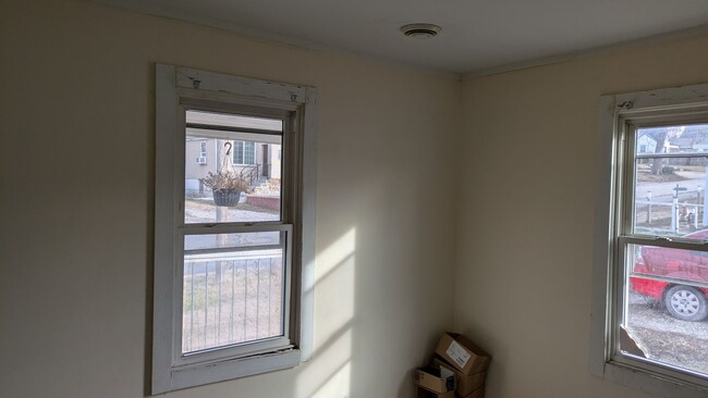 Building Photo - 806 S Saville Ave