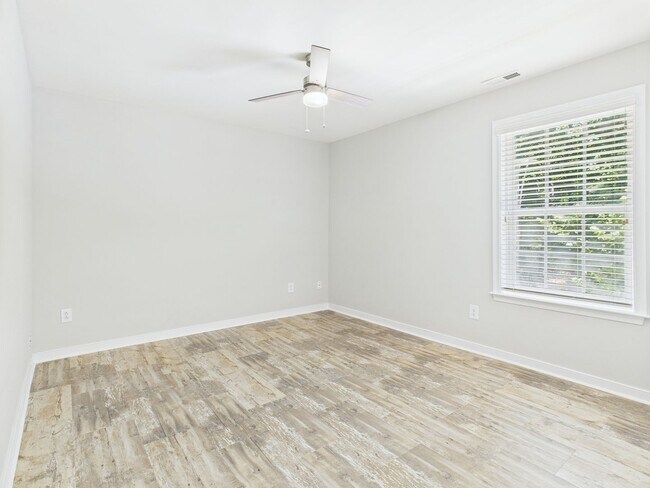 Building Photo - Charming 5-Bedroom 2.5 Bathroom Home locat...